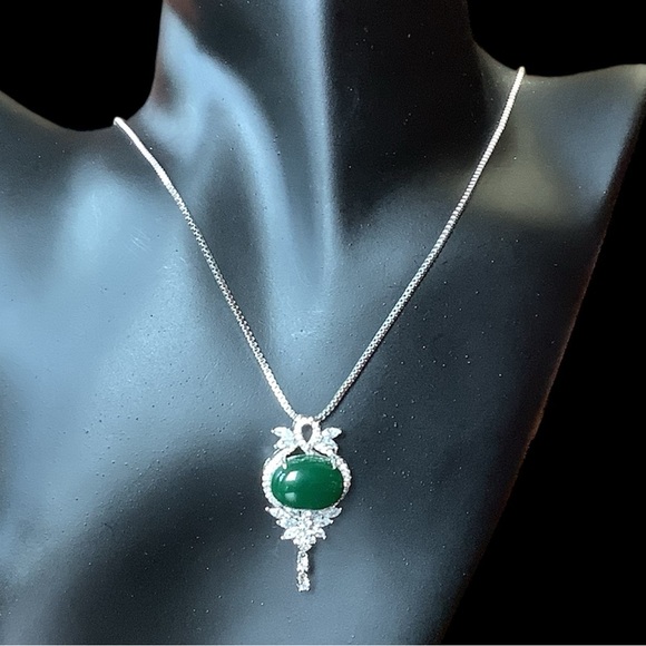 🎉HP🎉 Uniquely gorgeous green & silver crystal fashion necklace. NWT - Picture 2 of 5